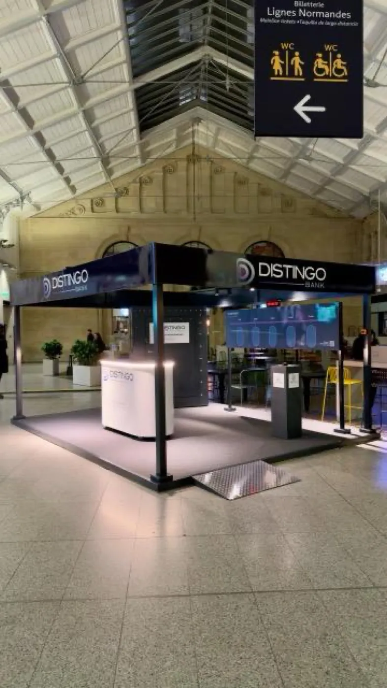 Distingo Bank — stand en gare, fort passage