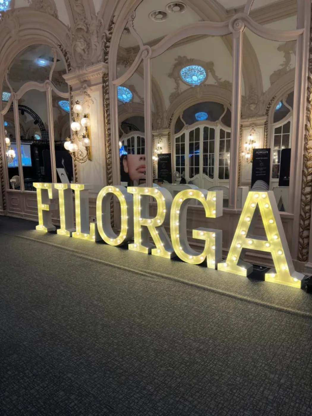 Filorga — lettres lumineuses acheminées vers un lieu de prestige