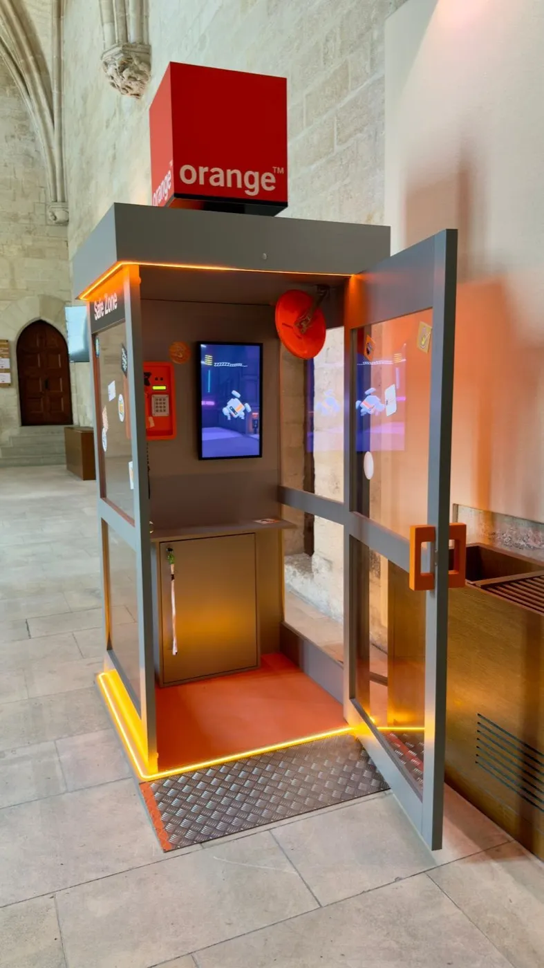 Orange — cabines expérientielles transportées et installées